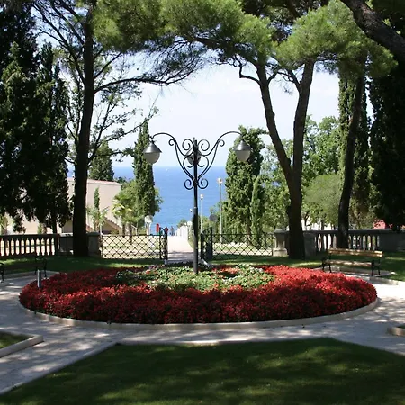 Luxury With A Microwave 2 5km From Historic Apartmán Poreč